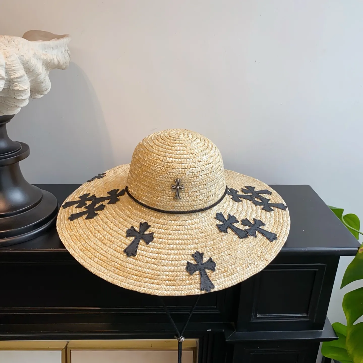 New arrival ꫛꫀꪝ ❥—— 🆕Awesome Crow Heart Cross Wheat Straw Basin Hat 🪄Small quantity in stock, place your order quickly 🖤A must-have item for travel and vacation photography 📸Super release